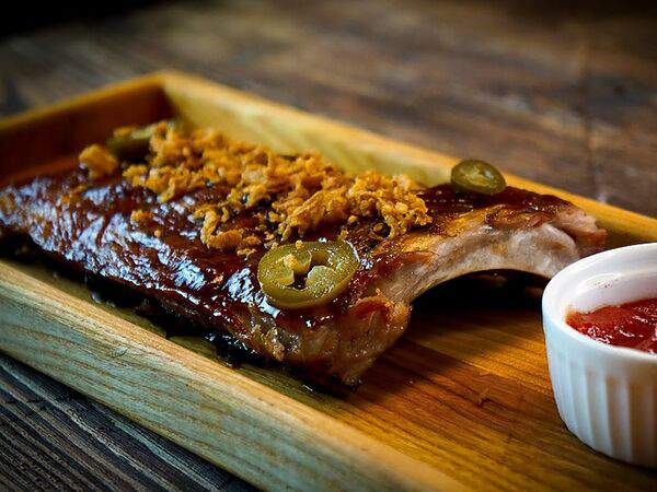 Gastro Pub Hooligans - Свиные ребра, глазированные соусом BBQ