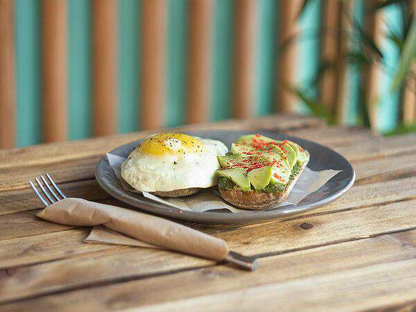 Кофейня Зеленая Улица - Бутерброды с авокадо с песто и яичницей