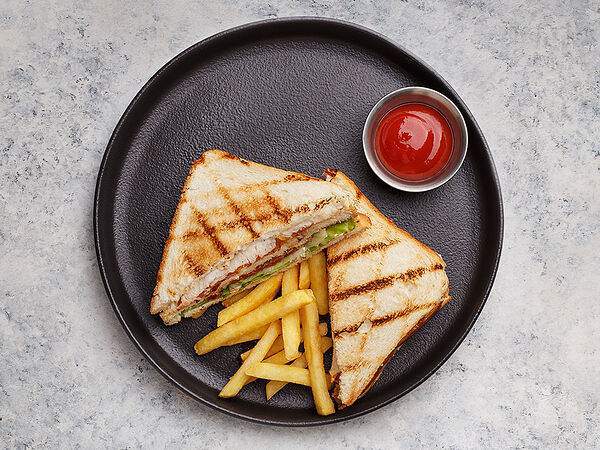 Эклерная: кофе и сладости - Яе Клаб-Сэндвич с картофелем фри