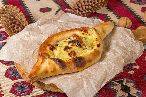 Мушмула - Хачапури с цыпленком и соусом Чкмерули