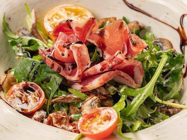 Пармезан - Салат с вяленым мясом и трюфельным соусом
