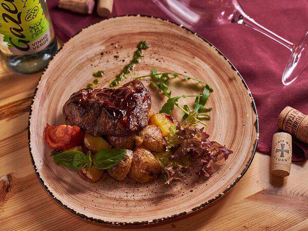Винный бар Виновен! - Свиная шейка барбекю с печеным картофелем и томатами
