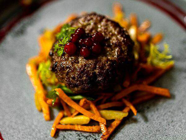 Ресторан Строгов - Сочный бифштекс из мраморной говядины, приготовленный на огне с пряным брусничным соусом