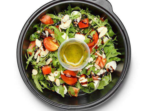 ПиццаФабрика - Салат Капрезе с рукколой и миндальными лепестками