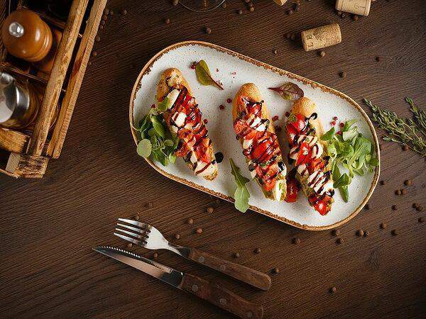 Вершина - Брускетта с томатами, моцареллой и соусом Песто