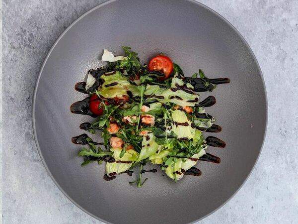 Gagarin Gastro Bar - Салат с креветками и рукколой