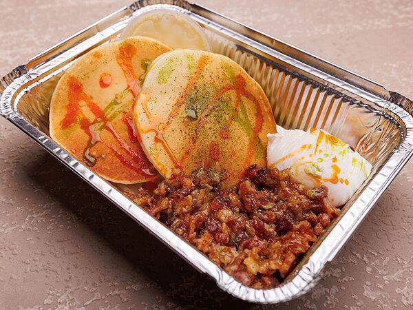 Завтрак - Панкейки с беконовым вареньем, яйцом пашот и голландезом