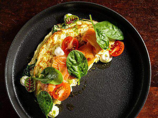 Гости рестопаб - Омлет с лососем гравлакс, сливочным кремом и шпинатом