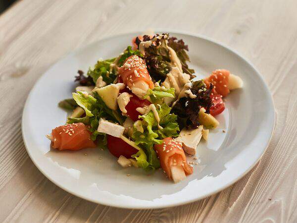 Мада - Салат с лососем и апельсиновым соусом