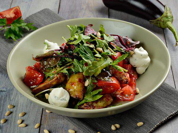 ВкусняША - Салат из баклажанов с помидорами