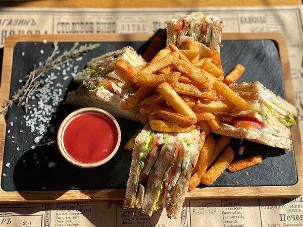 Кабинет - Клаб-сэндвич с курицей и картофелем фри