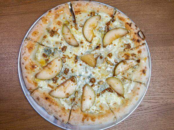 Сказка Skazka Печь & Гриль - Неаполитанская пицца с грушей и горгонзолой