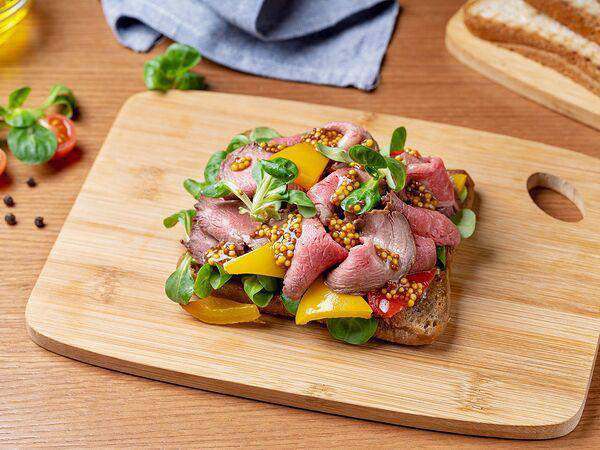 Coffee inn - Брускетта с ростбифом и печеным перцем