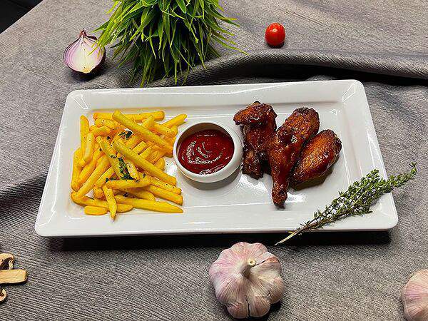 Black wood lounge bar - Крылышки в соусе BBQ