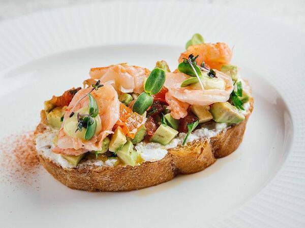 Forno rosso - Брускетта с томатами, авокадо и подкопченной креветкой