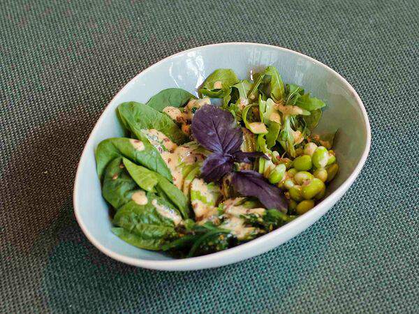 Где-то в Азии - Вегетарианский зеленый салат с авокадо и вялеными томатами