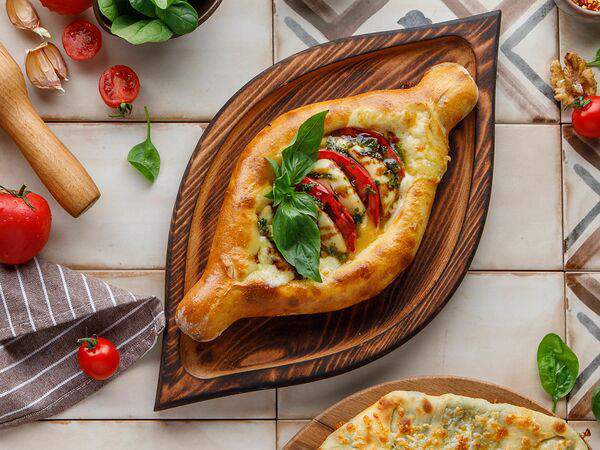 Хачо и Пури - Хачапури с томатами и сыром сулугуни