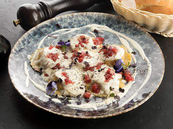 La Scala Trattoria Ignazio - Равиоли с мортаделлой в соусе из пармезана с тартаром из говядины