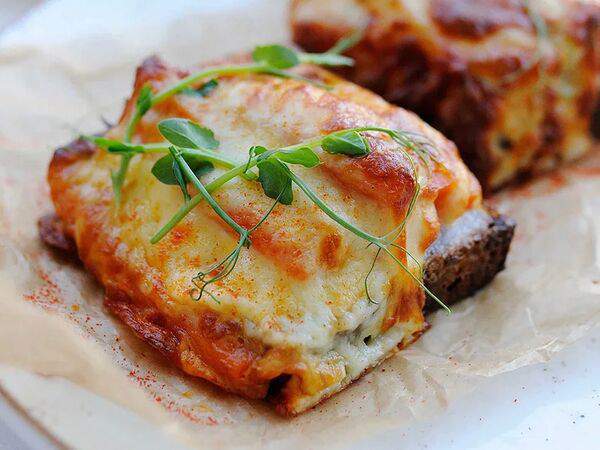 Лакшми - Брускетта с карамелизированной морковью под сырной корочкой