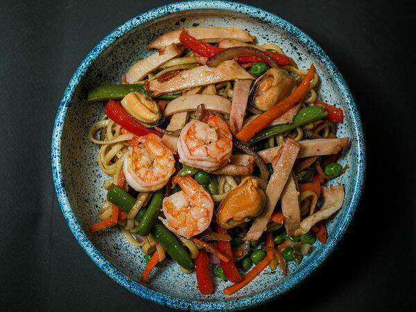 Рога лося - Вок с тигровой креветкой и морепродуктами