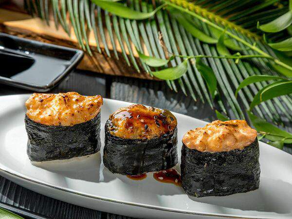 Кухня Момо - Запеченный гункан с лососем