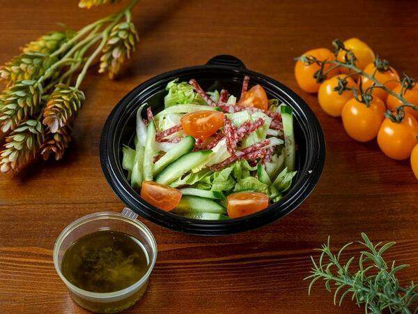 Пицца Кофе - Салат с салями и томатами