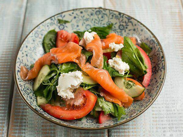 ХочуПури - Салат с лососем и мягким сыром