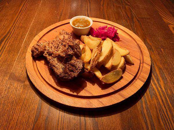 The Peashem - Стейк из cвинoй шеи с соусом сальса