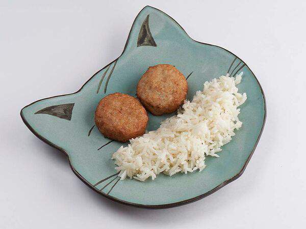 Урюк - Жареные куриные котлетки с отварным рисом