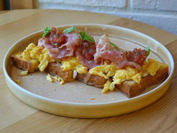 Кофейня Pankoff Bakery - Брускетта с беконом, скрэмблом и сальсой