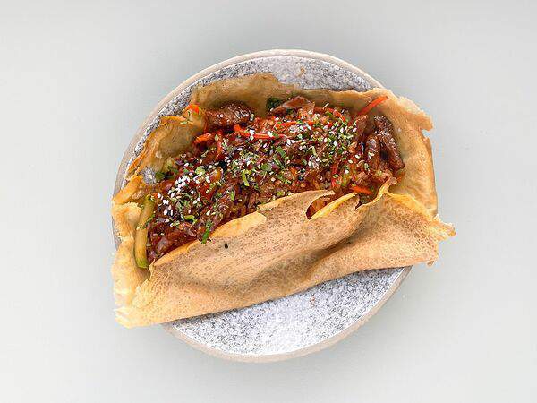 О мой вок! - Жареный рис в японском блинчике с говядиной