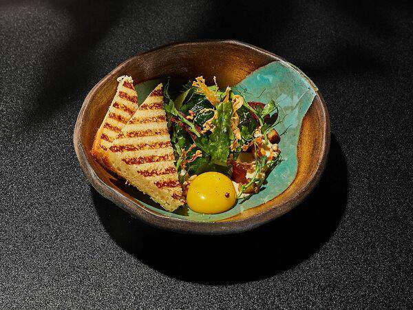 Сезоны - Яйцо пашот с сырным соусом морне