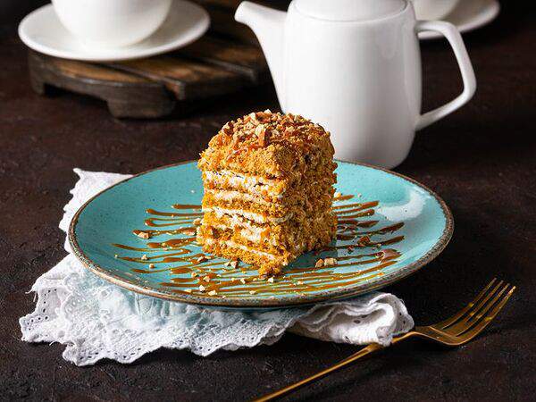 Абсолютъ - Медовик с карамелью и миндалем