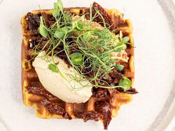 Прости, салат! - Вафля из батата с хумусом и гуакамоле