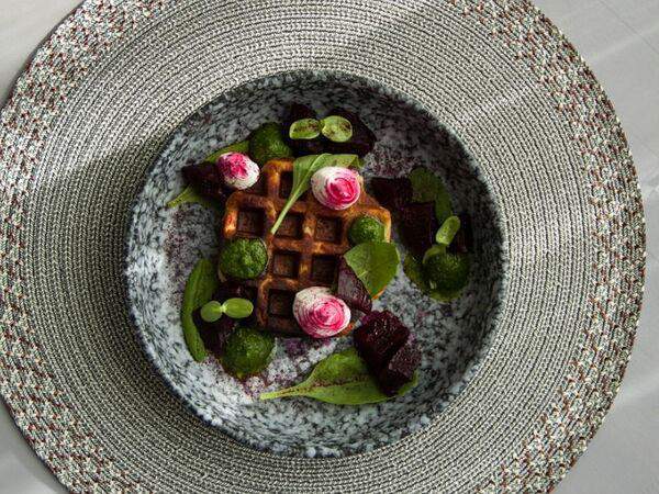 Prosto кофе & кухня - Венская вафля с карамельной свеклой, сливочным сыром под соусом песто