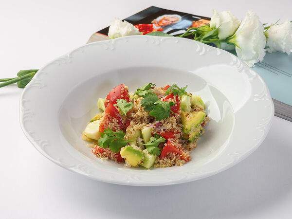 Плакучая Ива - Салат с томатами, огурцами, авокадо и киноа