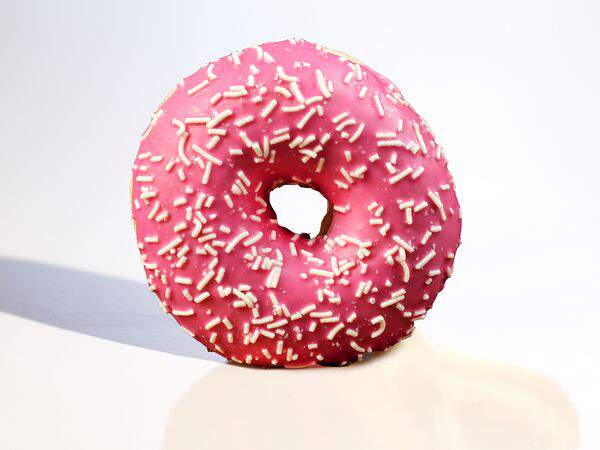 Baggins coffee - Пончик-донат с розовой глазурью и посыпкой из белого шоколада