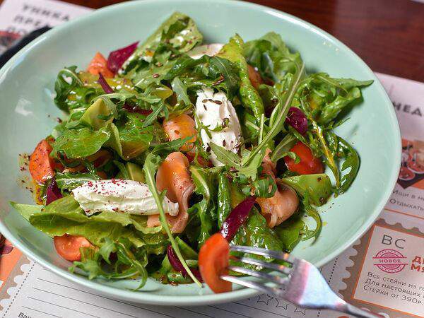 Мама Норка Папа Бобер - Салат с лососем и авокадо