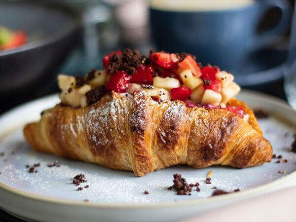 Charlie - Круассан с клубникой и бананом