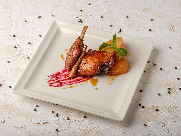 Гранат - Утиная ножка с пряной грушей и соусом из лесных ягод