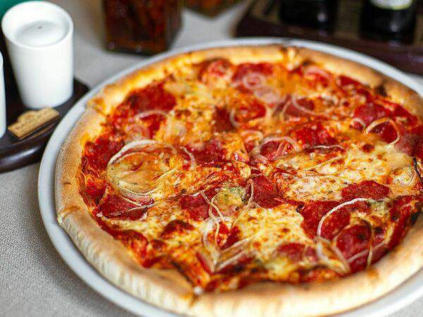 Basilico - Пицца с горгонзолой, салями и луком