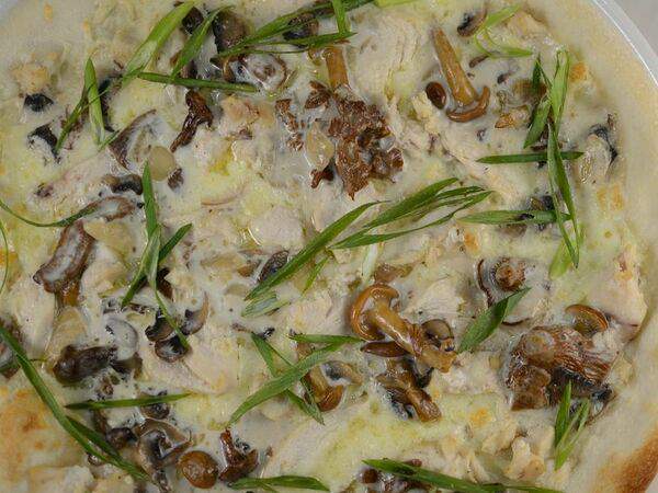 Kontrast gusto - Пицца С курицей и грибами на толстом тесте