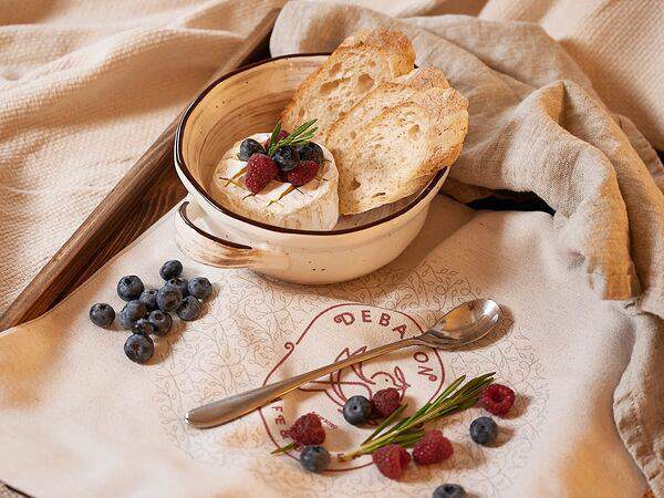 Debaton - Камамбер с багетом и свежими ягодами