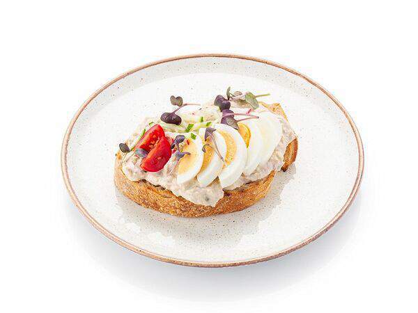 Шоколадница - Брускетта с тунцом, яйцом и свежими овощами