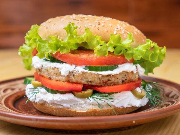 ZEN Vegan Burger - Греческий бургер Horiatiki (вегетарианское блюдо)