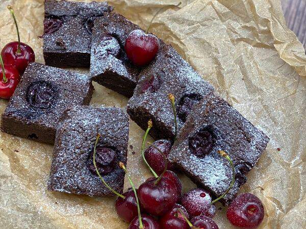 Ваш кондитер - Брауни из тёмного шоколада с вишней и бурбоном