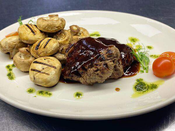 Чемодан - Медальоны из говядины с соусом демиглас