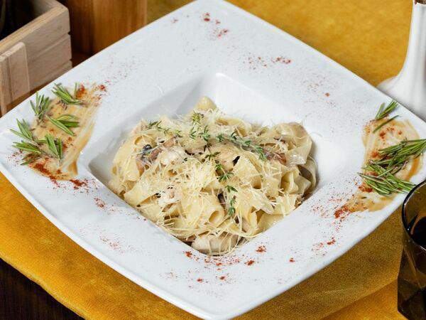 Бекон Restobar - Паста с курицей и грибами