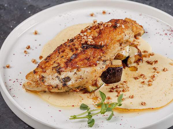 Terra - Филе цыпленка на шапке из жареных овощей с сырным соусом