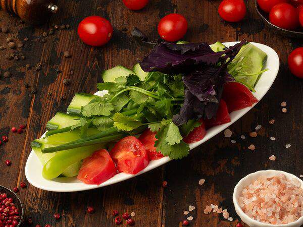 Сухумский дворик - Нарезка овощная с зеленью